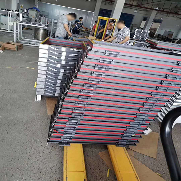 三樂門業(yè)工廠生產(chǎn)防火窗